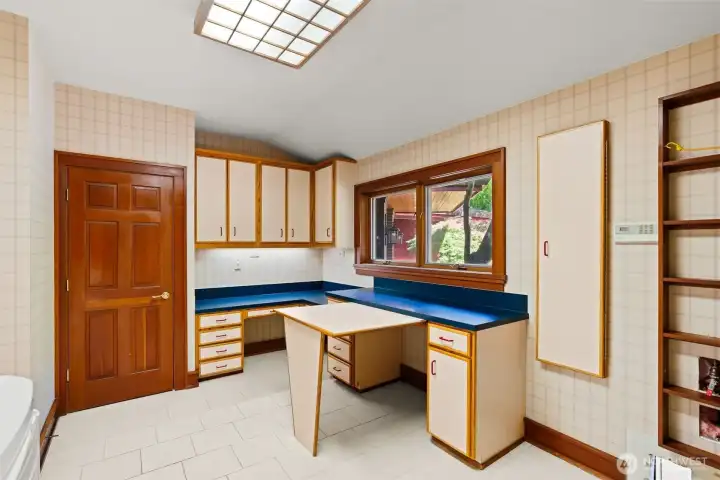 Spacious utility room Spacious utility room