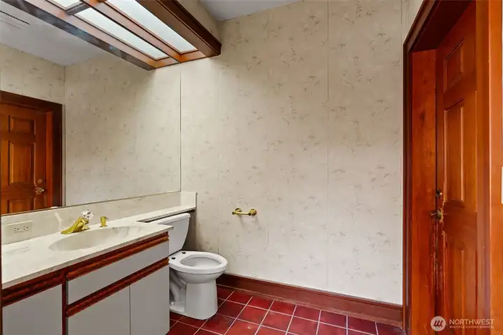 1/2 bath in Solarium 1/2 bath in Solarium