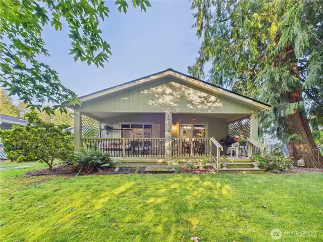 The private and shaded back yard is a serene place to sit and listen to the birds. The back yard is adjacent to a green belt strip that makes this back yard very private.