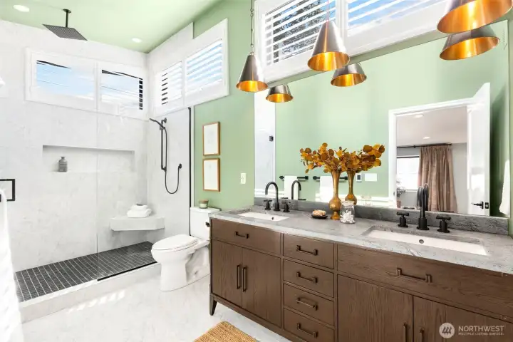 Gorgeous spa-like bath.