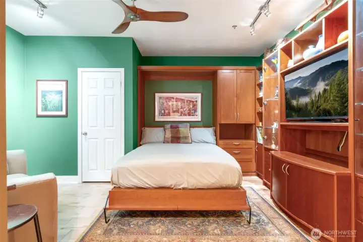 Or the second bedroom, thanks to a murphy bed!