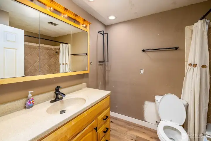 Full bathroom directly across from bedrooms