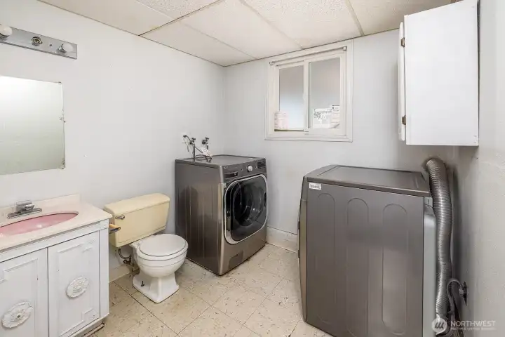 Half bath with washer/dryer, appliances stay