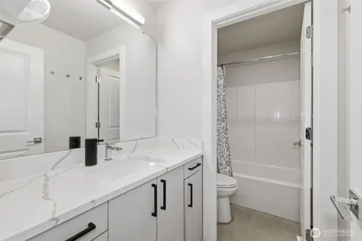 Third level guest full bath