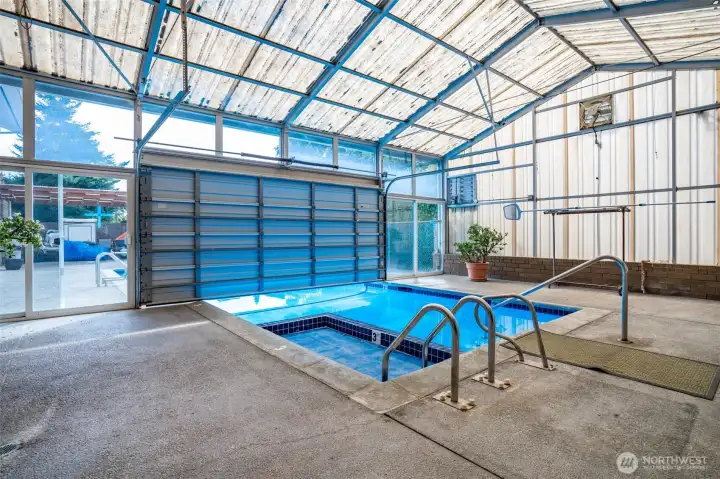 Relax in the hot tub or sauna!