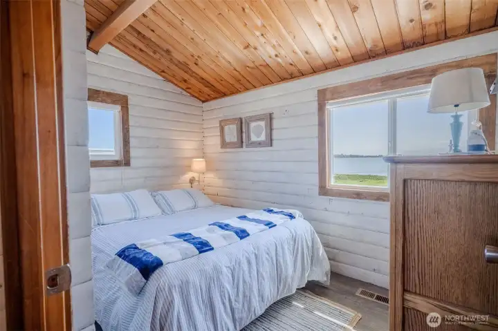 Bedroom #1 - Beachside