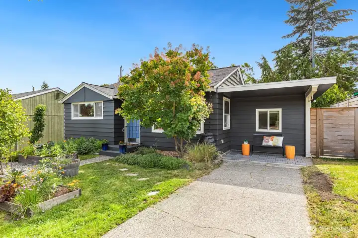 ucked into a peaceful setting, this 3 bed 1 bath home strikes the perfect balance between open concept living and comfortable privacy.