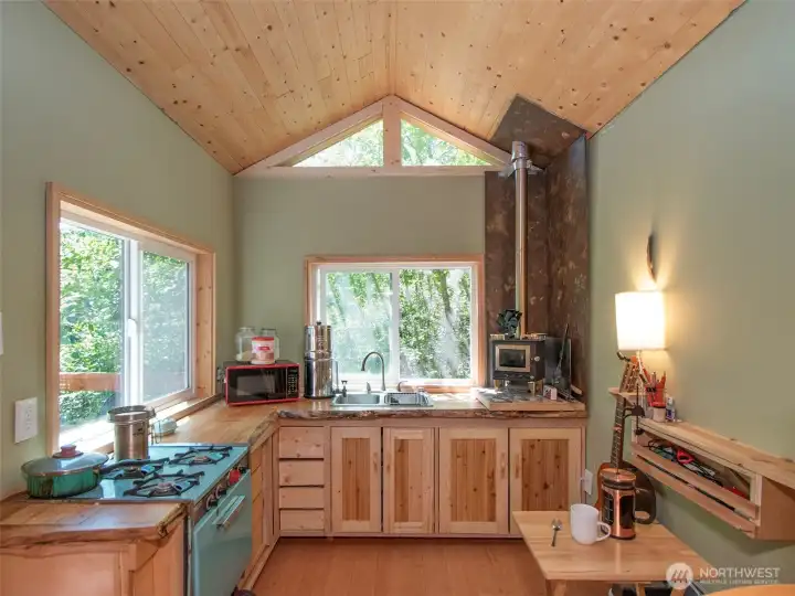 Kitchen/eating area