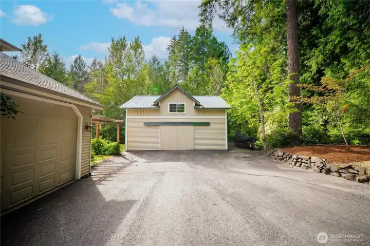 Spacious 30' x 35' shop is perfect for storing your cars, toys, or would make a great workshop Spacious 30' x 35' shop is perfect for storing your cars, toys, or would make a great workshop
