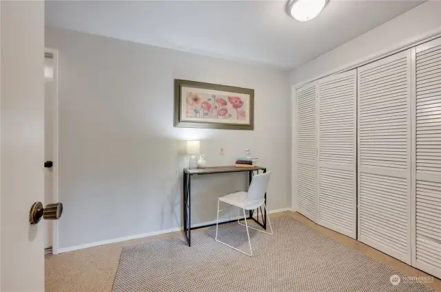 Huge utility room with space for an office or ?