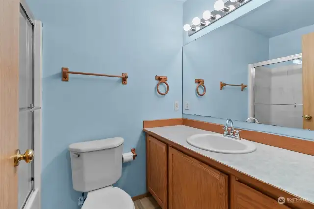 Shared full bathroom between 2nd and 3rd bedrooms