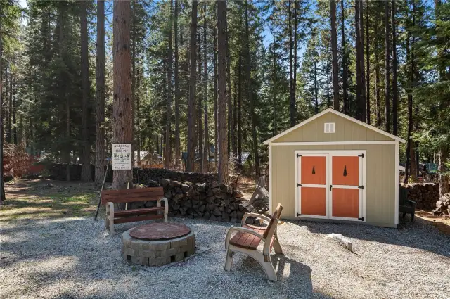 Convenient storage shed.. there is no shortage of storage areas here!