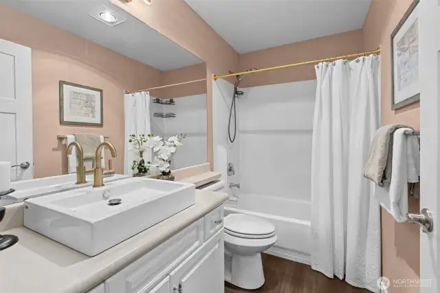 2nd Bathroom *New Sinks Throughout and Matching Light Fixtures