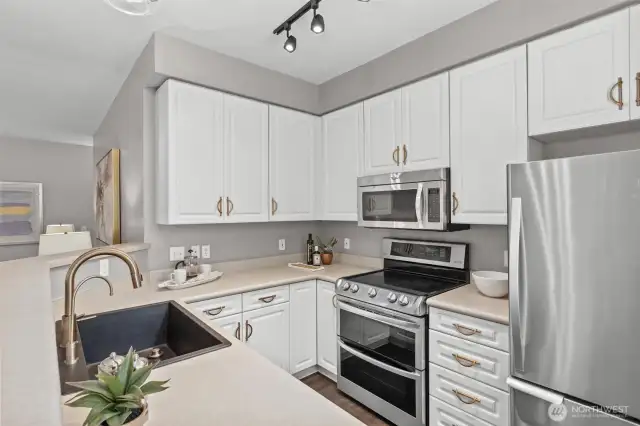 All Stainless Steel Appliances, Double Oven & NEW Garbage Disposal! Microwave Vents Outside