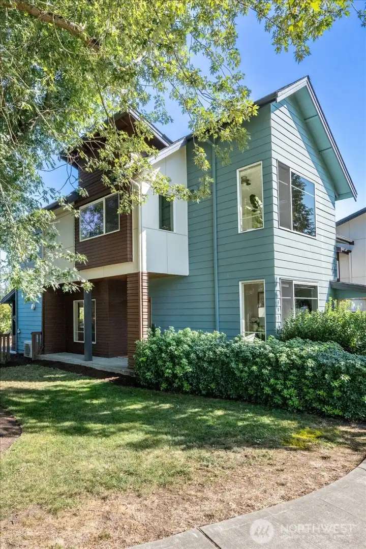 The home lives large like a standalone home with generously-sized Living and Kitchen spaces, and outdoor spaces for gardening and play!