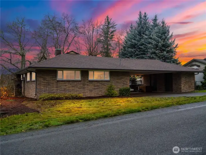 Single level Brick home waiting for its new owner.