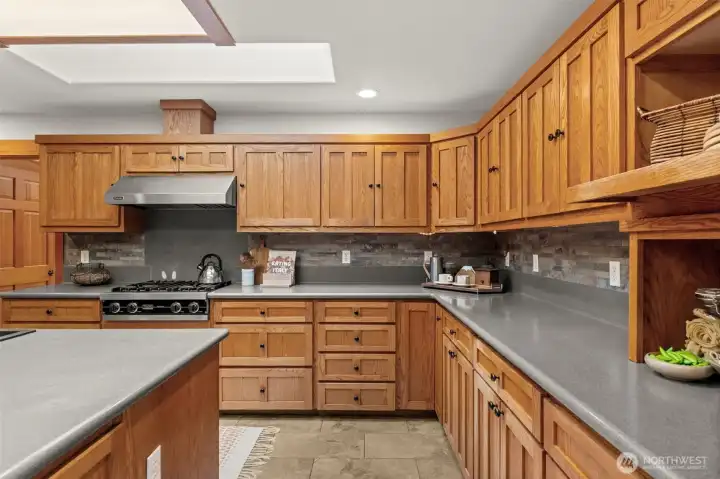 Viking range and generous prep space