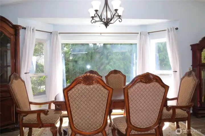 Meals will be a snap with great views of the outdoors!