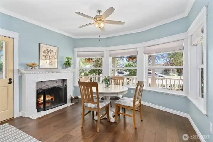 Fireplace in Eating nook