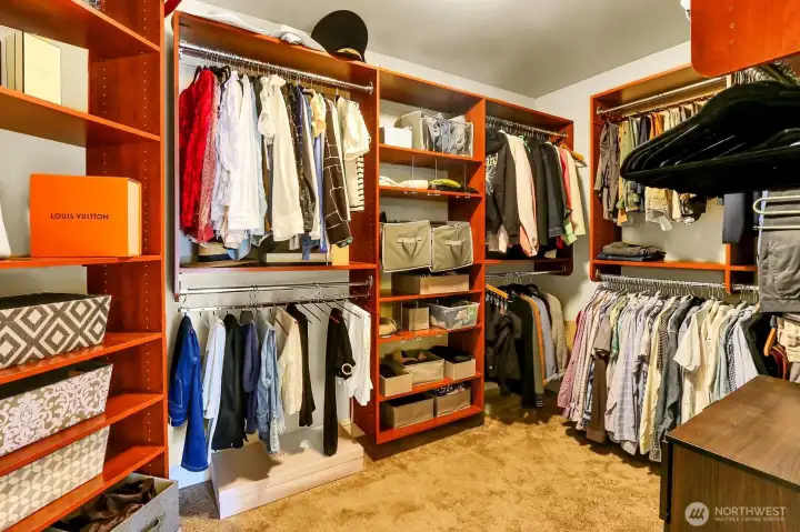Primary bedroom Walk in closet