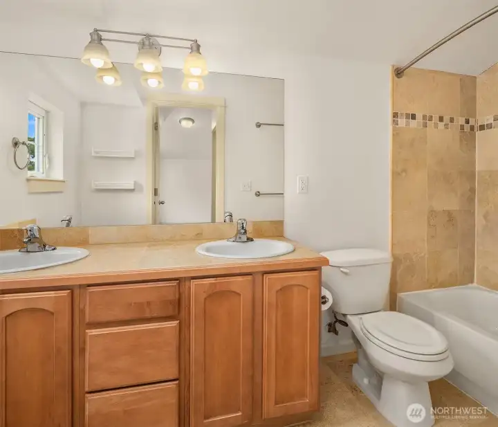 En suite full bathroom.