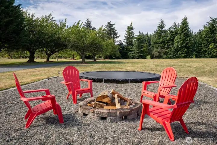 Enjoy evenings with friends around the firepit