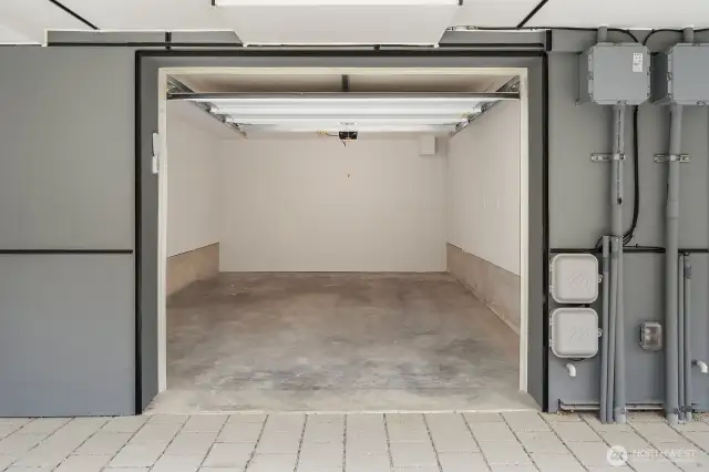 Photos are of a similar staged model home and are for illustrative purposes only.