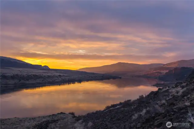 Gorgeous sunrise over the Columbia River