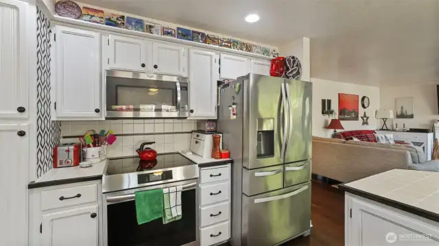 Enjoy ample cabinet space throughout the kitchen!