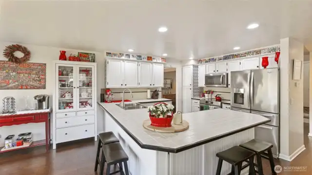 All kitchen appliances stay!