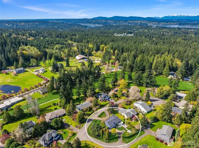 Minutes to Grand Forest trails, Battle Point Park & Wineries.