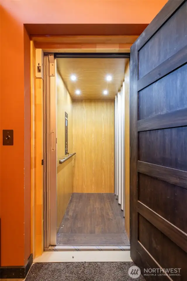 Elevator - Ground level entrance