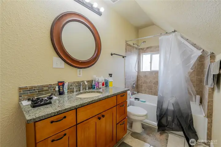 Unit B Full Bathroom