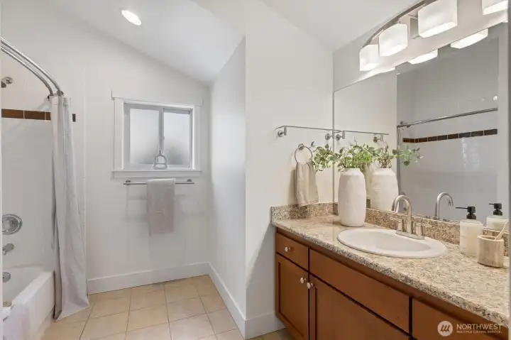 En suite primary full bathroom