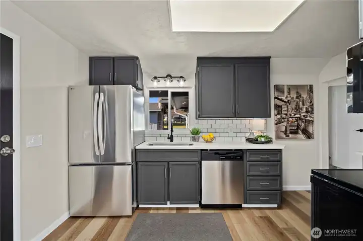 Remodeled kitchen w/ Quartz countertops