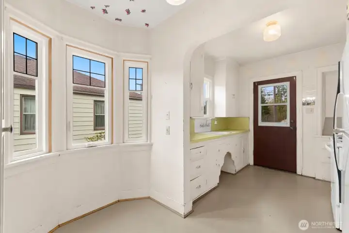 Large kitchen and dining space ready for a refresh