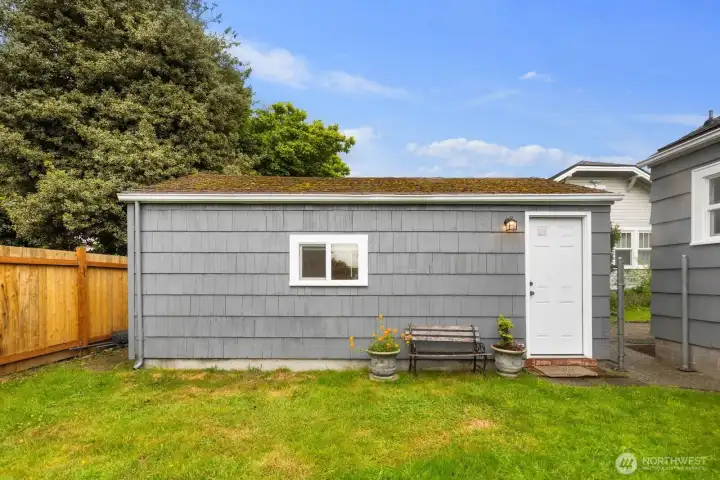 Detached garage
