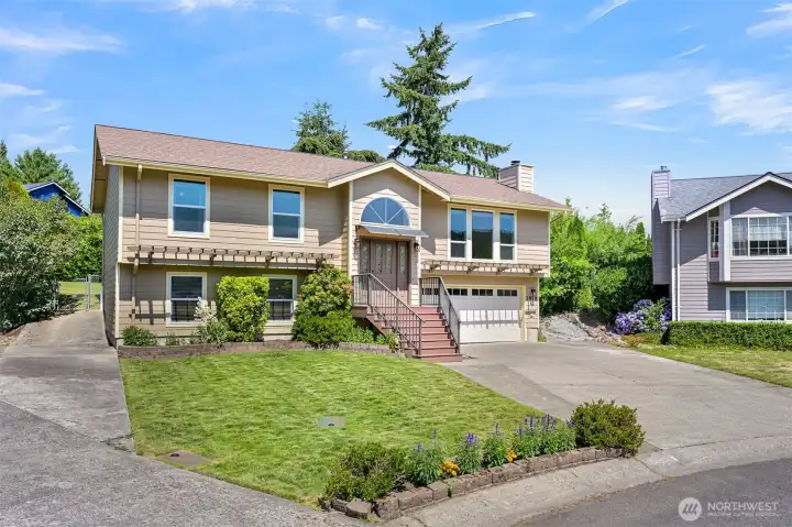 Situated on a quiet cut-de-sac in the Northern Heights Neighborhood, close to Barkley shopping, Lake Whatcom and Bellingham's extensive trail system Situated on a quiet cut-de-sac in the Northern Heights Neighborhood, close to Barkley shopping, Lake Whatcom and Bellingham's extensive trail system