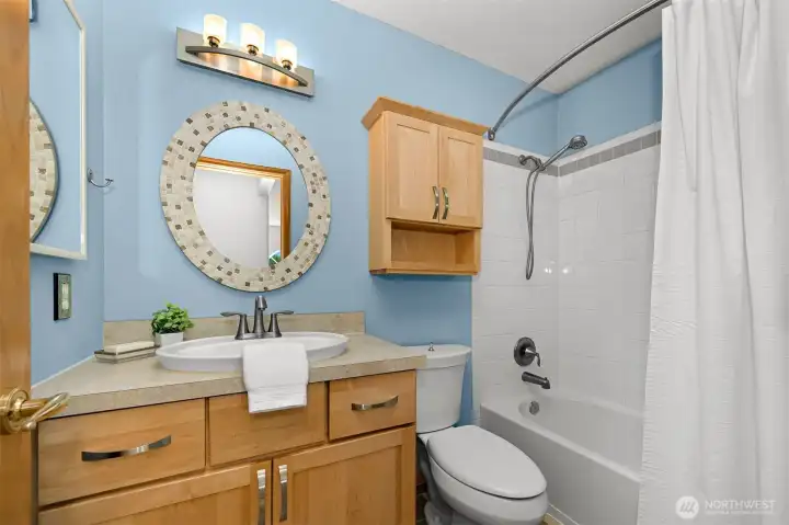 Full bathroom conveniently located in the hallway on the main floor. Full bathroom conveniently located in the hallway on the main floor.