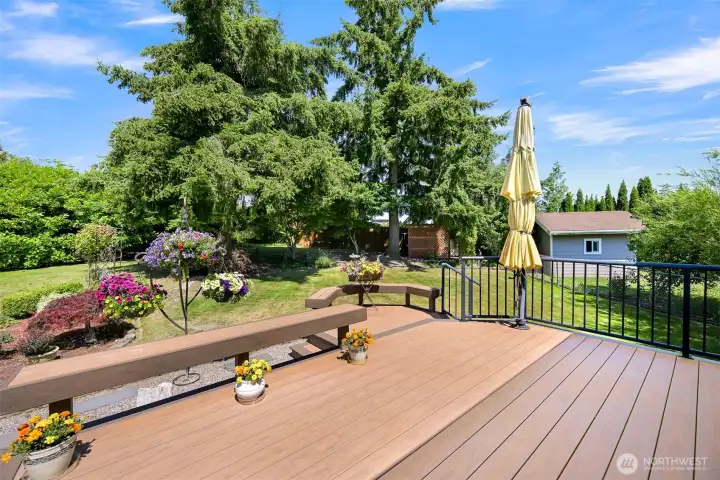 Great for entertaining with generous built-in benches Great for entertaining with generous built-in benches