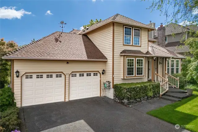 Puyallup home has 2131 sf of living space, 528 sf of garage space, PLUS a SHOP in the crawlspace of about 1200 sf with 8' ceilings! And 2 decks off the back overlooking the neighbor's wetlands!