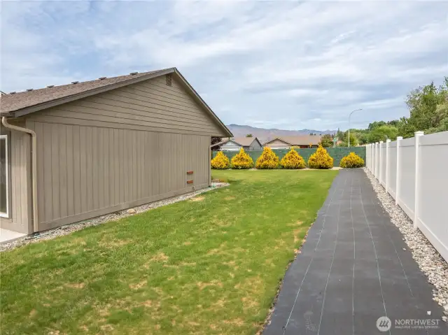Large side yard. Vinyl fencing