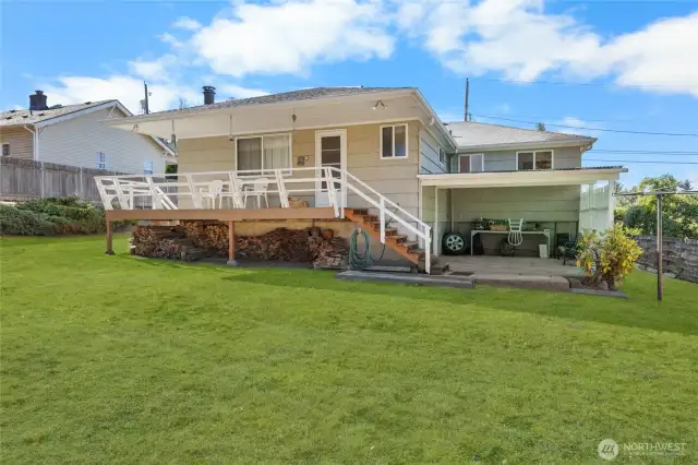 This is such a great house and yard!