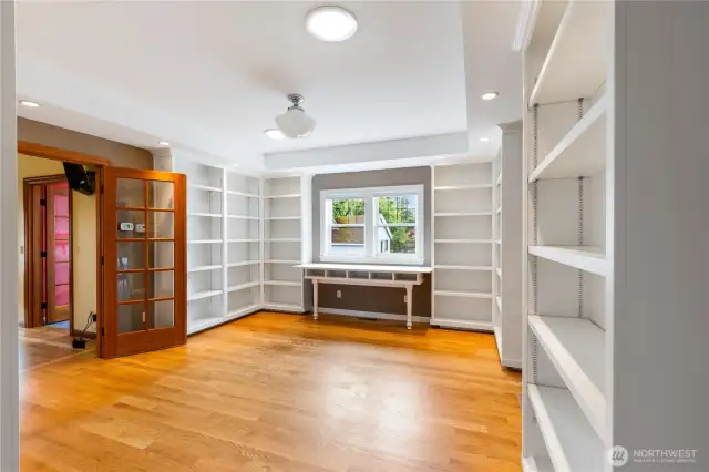 Newer addition of sitting room/library off primary suite.