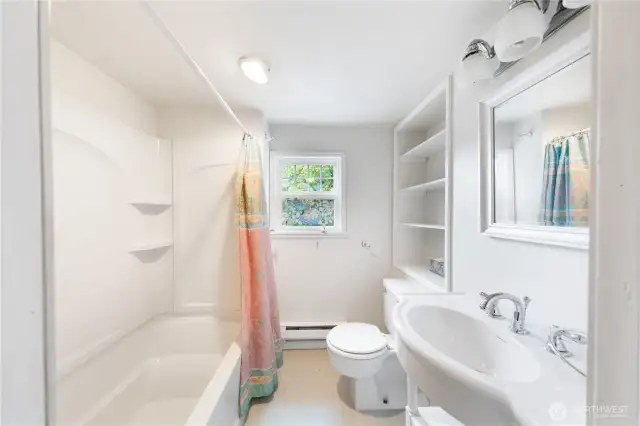 Upstairs full bath.