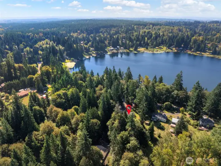 Perfect location close to the lake & 4 miles to town!
