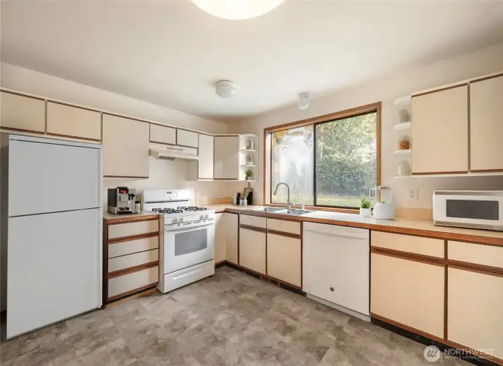 Kitchen *Digitally Staged