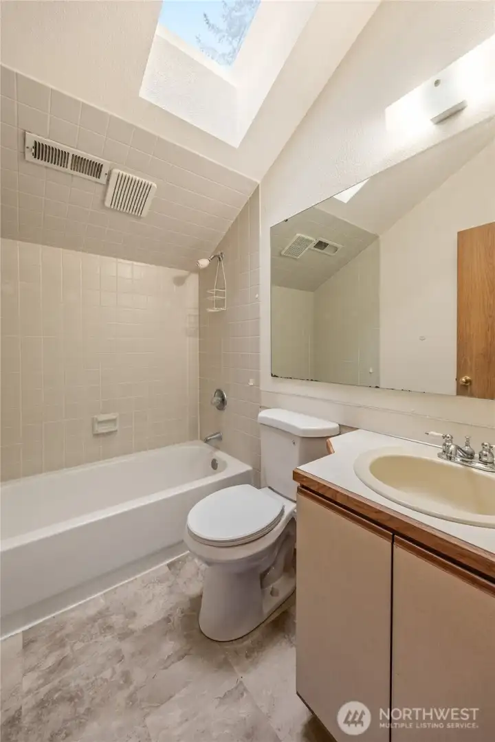 Upstairs Full Bathroom