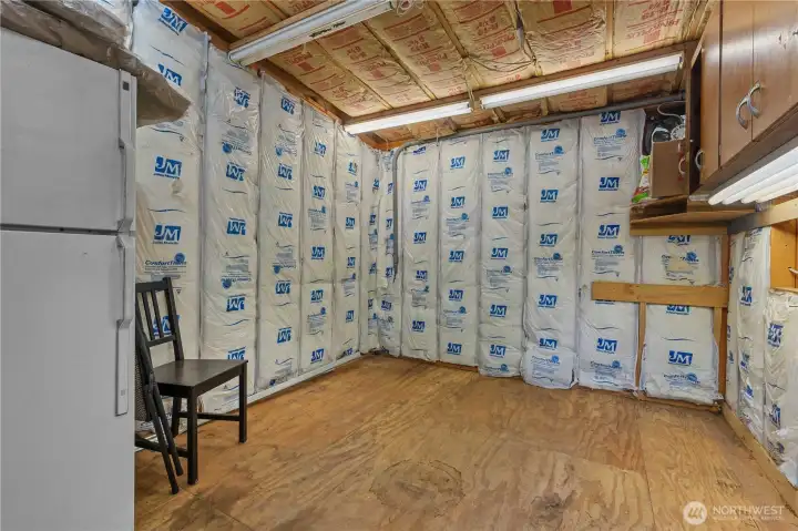 Spacious storage unit, w/ refrigerator included