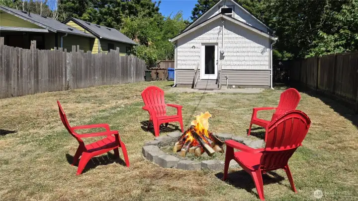 Large back yard, ideal for pets, play or gardening.